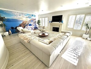 TV, fireplace