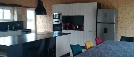 Réfrigérateur, micro-ondes, four, plaque de cuisson