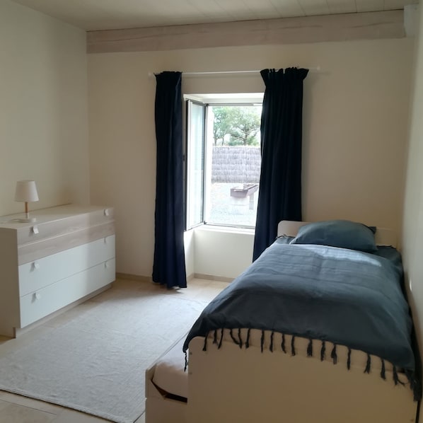 2 bedrooms, desk