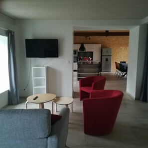 TV, books - Renovated, spacious, quiet and bright farmhouse in the middle of meadows (Le Vigeant)
