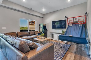 Smart TV, chimenea, videojuegos y futbolito 