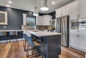 Kjøleskap, mikrobølgeovn, ovn og kokeplater