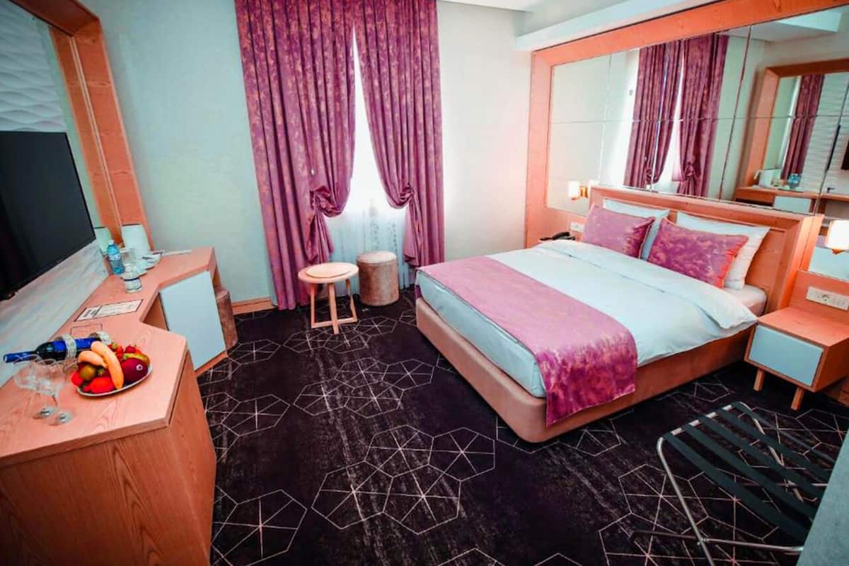 Minibar, brankas, kedap suara, dan setrika/meja setrika