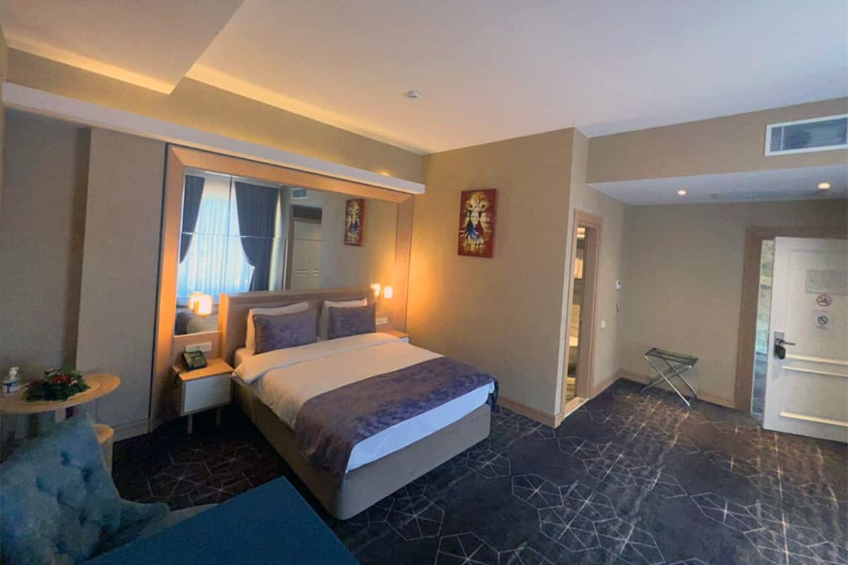 Minibar, brankas, kedap suara, dan setrika/meja setrika