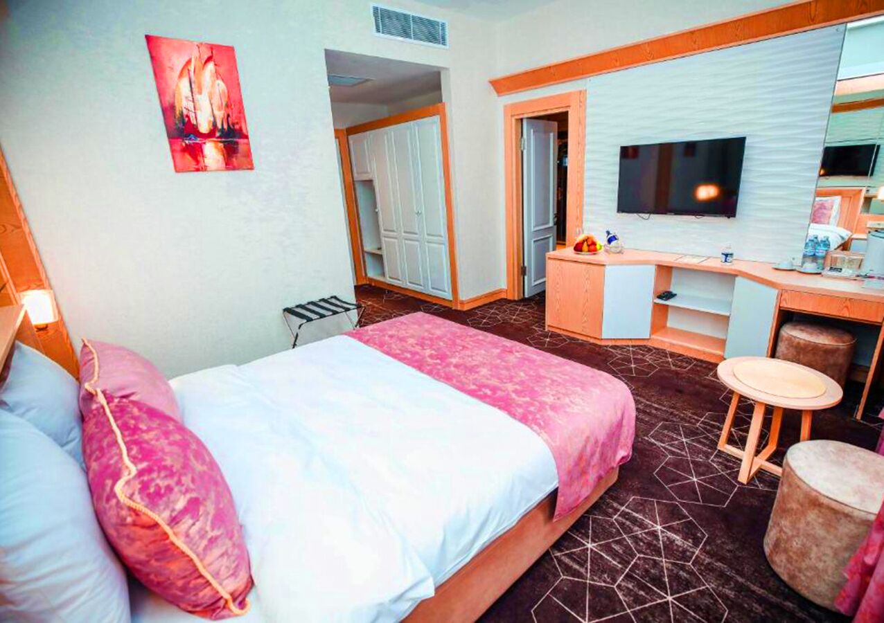 Hypo-allergenic bedding, minibar, in-room safe, soundproofing