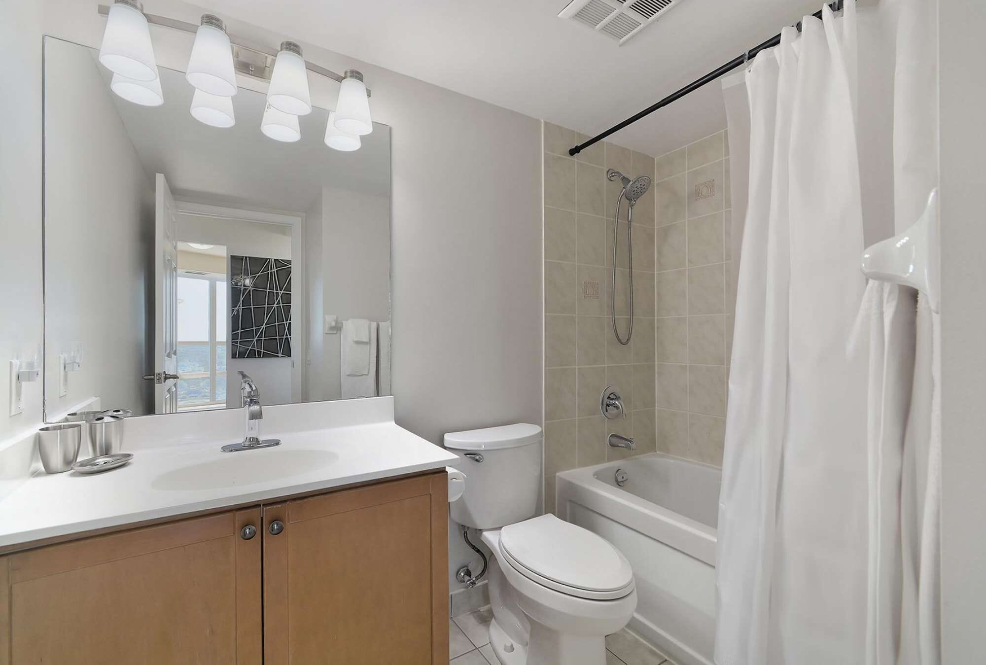 Combined shower/tub, hair dryer, towels