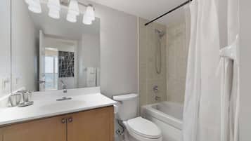 Combined shower/tub, hair dryer, towels