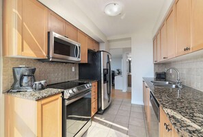 Fridge, microwave, oven, stovetop - 3 Bedroom/2 Bathroom Suite (Scarborough)