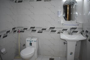 Quarto triplo | Banheiro | Chuveiro, toalhas de banho