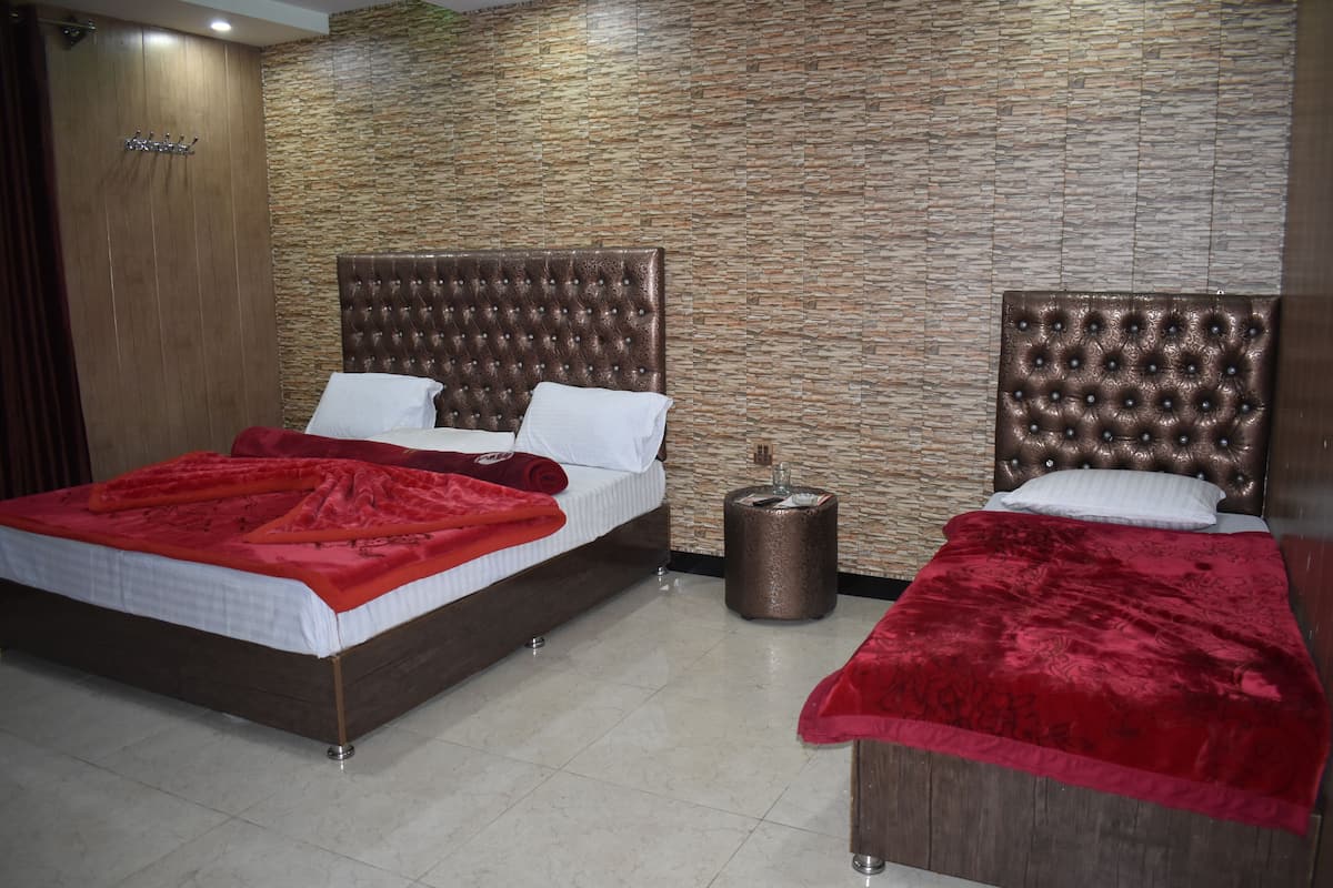 Triple Room | Laptop workspace, free WiFi