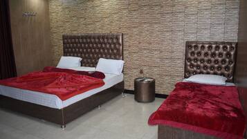 Triple Room | Laptop workspace, free WiFi