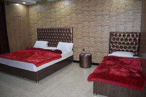 三人房 | 笔记本电脑工作区、免费 WiFi