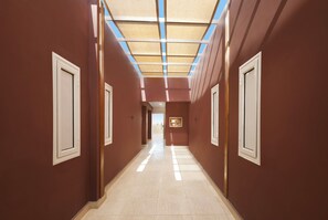 المنشأة من الداخل