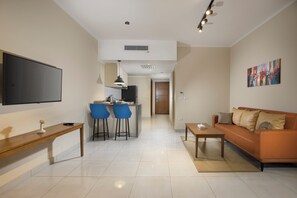 42-inch Smart TV with satellite channels - Vibotel Residence Hotel Apartments (New Cairo)