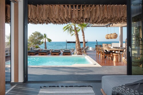 Luxury Beachside Living, a Step Away from Beach!