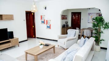 Villa Deluxe | Vardagsrum | 32-tums platt-tv med digitalkanaler