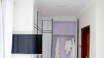 Executive Villa | Bathroom | Shower, rainfall showerhead, free toiletries, slippers