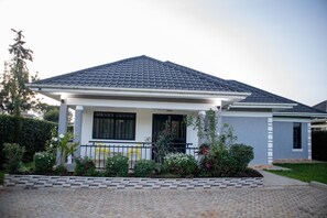 Vista frontal de la propiedad