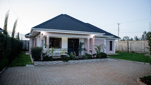 A single-story house with a tiled roof and a paved driveway. - Stay.Plus Blueberry Villas Eldoret (Eldoret)