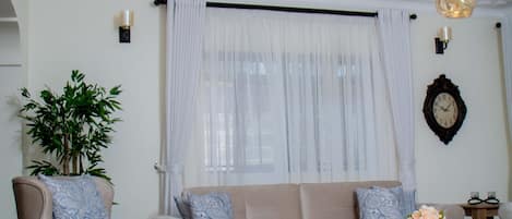 Villa Deluxe | Área de sala de estar | Televisión de pantalla plana de 32 pulgadas con canales digitales