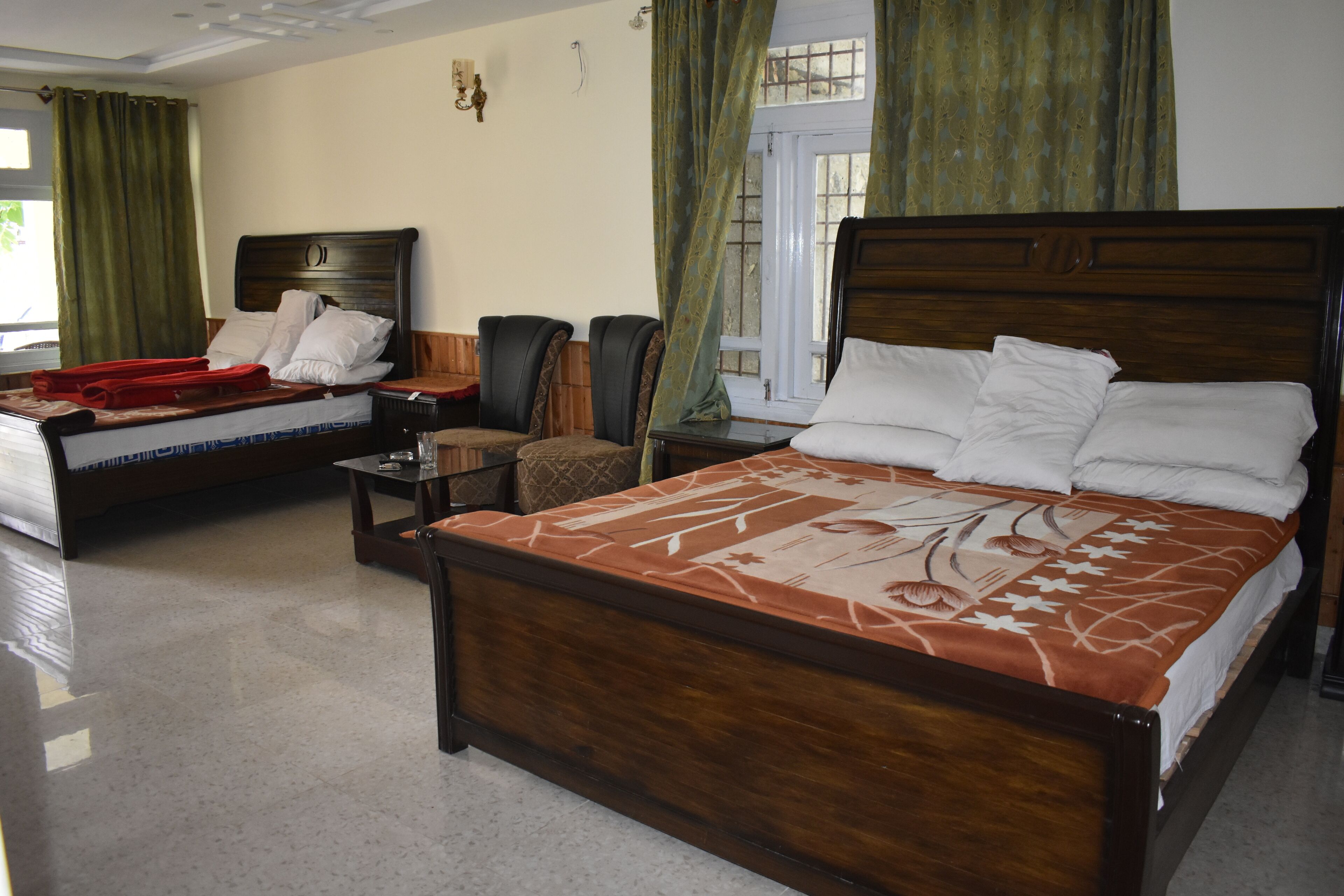 Family Room | Laptop workspace, free WiFi