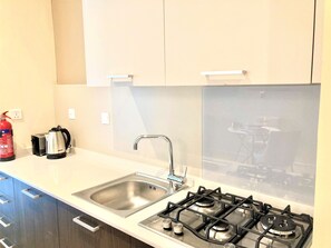 Huoneisto (0 Bedroom) | Yksityinen keittonurkkaus | Jääkaappi, mikroaaltouuni, uuni, vedenkeitin