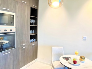 Mikrowelle, Ofen, Toaster, Esstisch