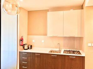 Mikrowelle, Ofen, Toaster, Esstisch