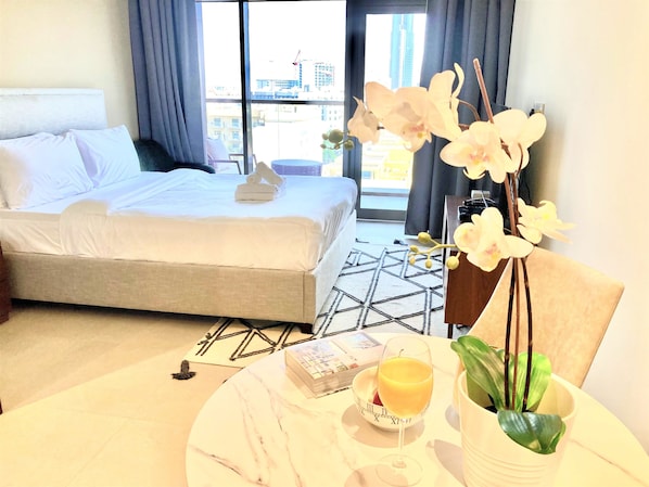 Apartment (0 Bedroom) | Wohnbereich | 1-cm-Plasmafernseher mit Satellitenempfang, Fernseher