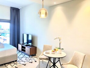 Apartment (0 Bedroom) | Wohnbereich | 1-cm-Plasmafernseher mit Satellitenempfang, Fernseher