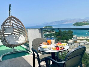 Habitación triple superior, vistas al mar | Desayuno | Desayuno bufé gratuito y diario