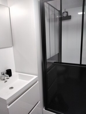 Shower, hair dryer, toilet paper - TOUQUES CITY CENTER STUDIO (Touques)