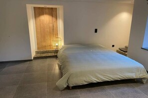 4 slaapkamers, een strijkplank/strijkijzer, reisbedje, gratis wifi