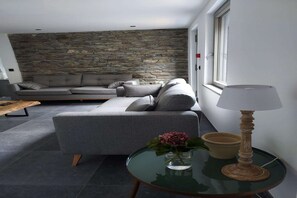 Smart-tv, een open haard en tafelvoetbal