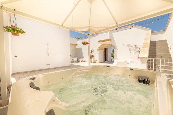 Bain à remous extérieur