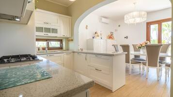 Frigorifero, microonde, forno, piano cottura