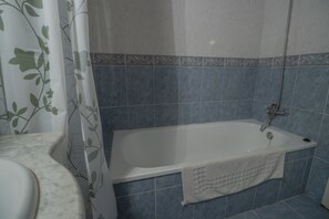 أحواض استحمام، مراحيض شطف، مناشف، ورق حمّام
