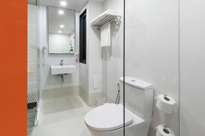 A modern bathroom with a toilet, sink, and towel rack. - Hotel Z Zpaze (Bangkok)