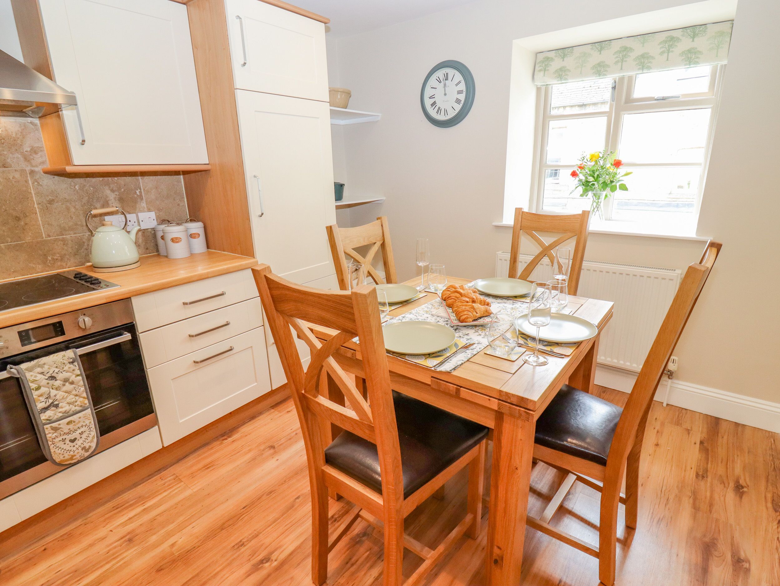Cottage | Private kitchen | Dishwasher, cookware/dishes/utensils