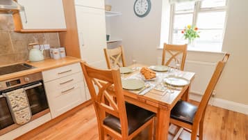 Cottage | Private kitchen | Dishwasher, cookware/dishes/utensils