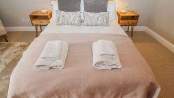 Cottage | 2 bedrooms, individually decorated, individually furnished, free WiFi