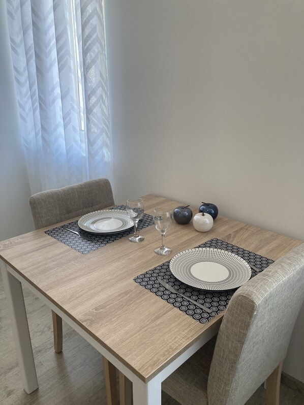 Dining - SUNNY STUDIO NEAR THE BEACH (Saint-Raphaël)