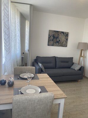 TV - SUNNY STUDIO NEAR THE BEACH (Saint-Raphaël)