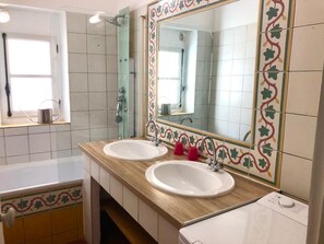 Ensemble baignoire-douche, serviettes fournies, savon