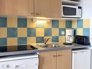 Geladeira, micro-ondas, cooktop, lava-louças
