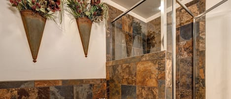 Combined shower/tub, jetted tub, hair dryer, towels