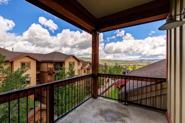 A balcony with a view of neighboring houses and a clear sky. - Enjoy Luxury Community Amenities, Pet-friendly & Free Shuttle- Near Utah Olympic Park! (Park City)