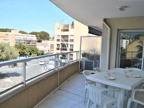 Outdoor dining - Modern Apartment with Terrace and Garage in Central Cavalaire, Sleeps 4 (Cavalaire-sur-Mer)
