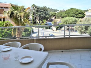 Outdoor dining - Modern Apartment with Terrace and Garage in Central Cavalaire, Sleeps 4 (Cavalaire-sur-Mer)