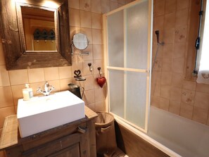 Bathroom - Les Gets - Chalet chaleureux pour 8 personnes (Les Gets)